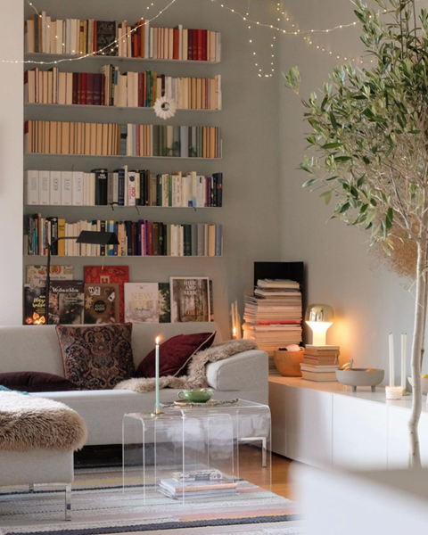 best-home-decor-ideas-on-a-budget-a-living-room-with-string-light