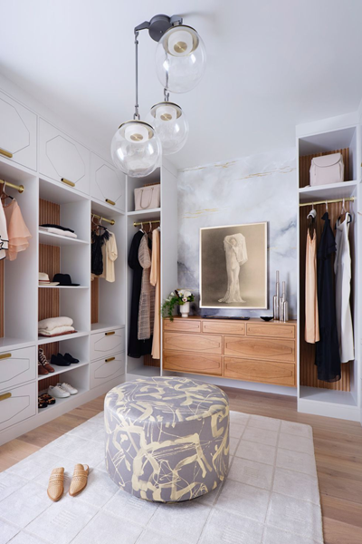 Modern-small-walkin-closet-with-storage-to-organize-cloths